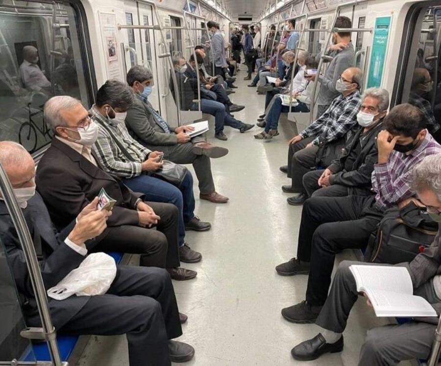 کتاب‌های یک صفحه‌ای در متروی تهران